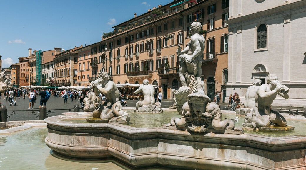 Piazza Navona showing heritage elements, a city and a statue or sculpture