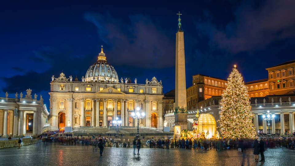 A Basílica de São Pedro com uma grande árvore de Natal em frente.