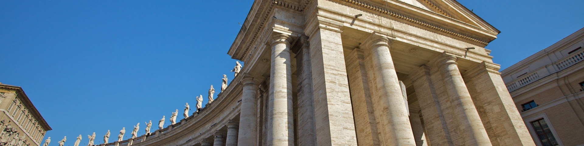 Plaza de San Pedro que incluye arquitectura patrimonial y una plaza