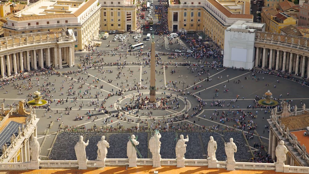 Petersplatz welches beinhaltet Platz oder Plaza, Statue oder Skulptur und Stadt