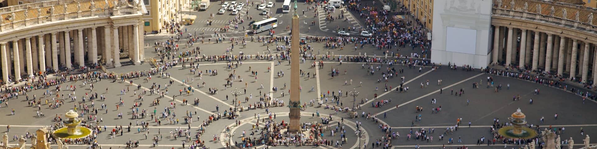 Place Saint-Pierre qui includes square ou place, statue ou sculpture et ville