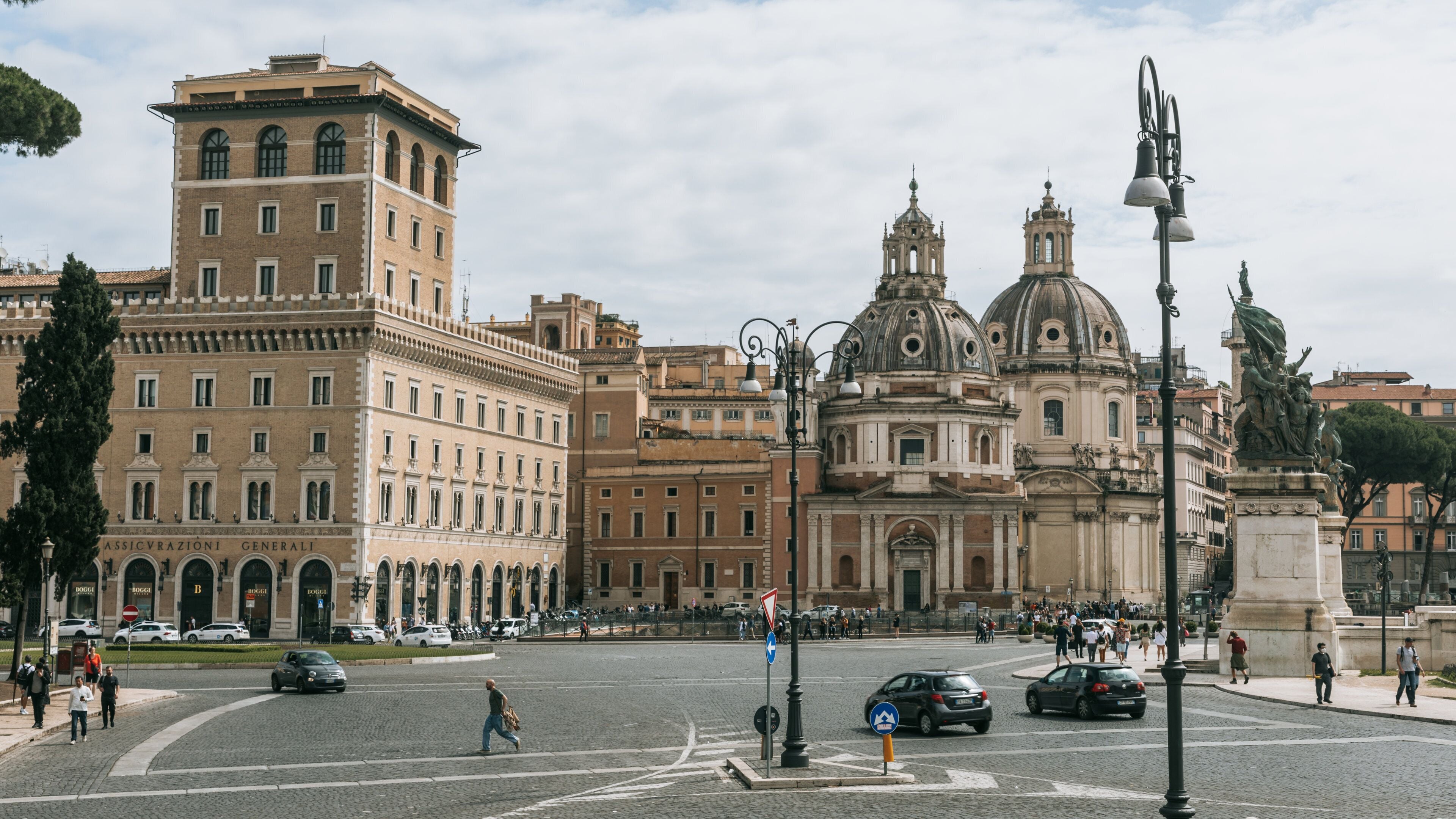 Piazza Venezia showing a city, landscape views and heritage architecture