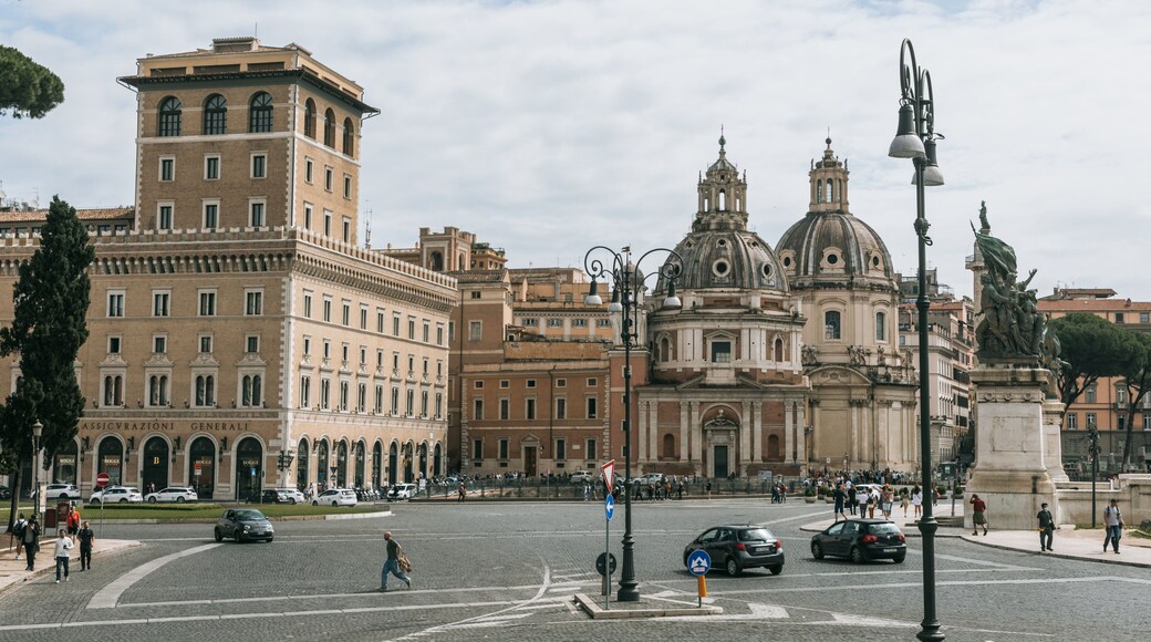 Piazza Venezia showing a city, landscape views and heritage architecture