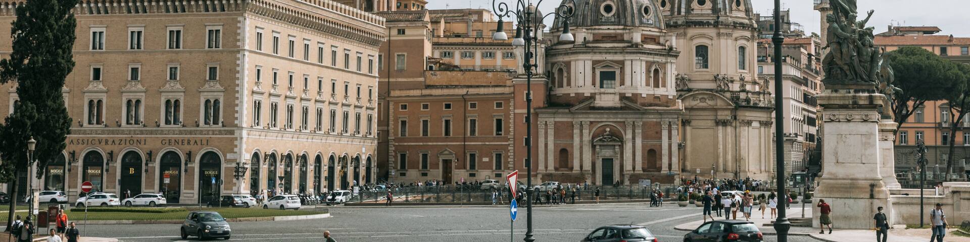 Piazza Venezia showing a city, landscape views and heritage architecture