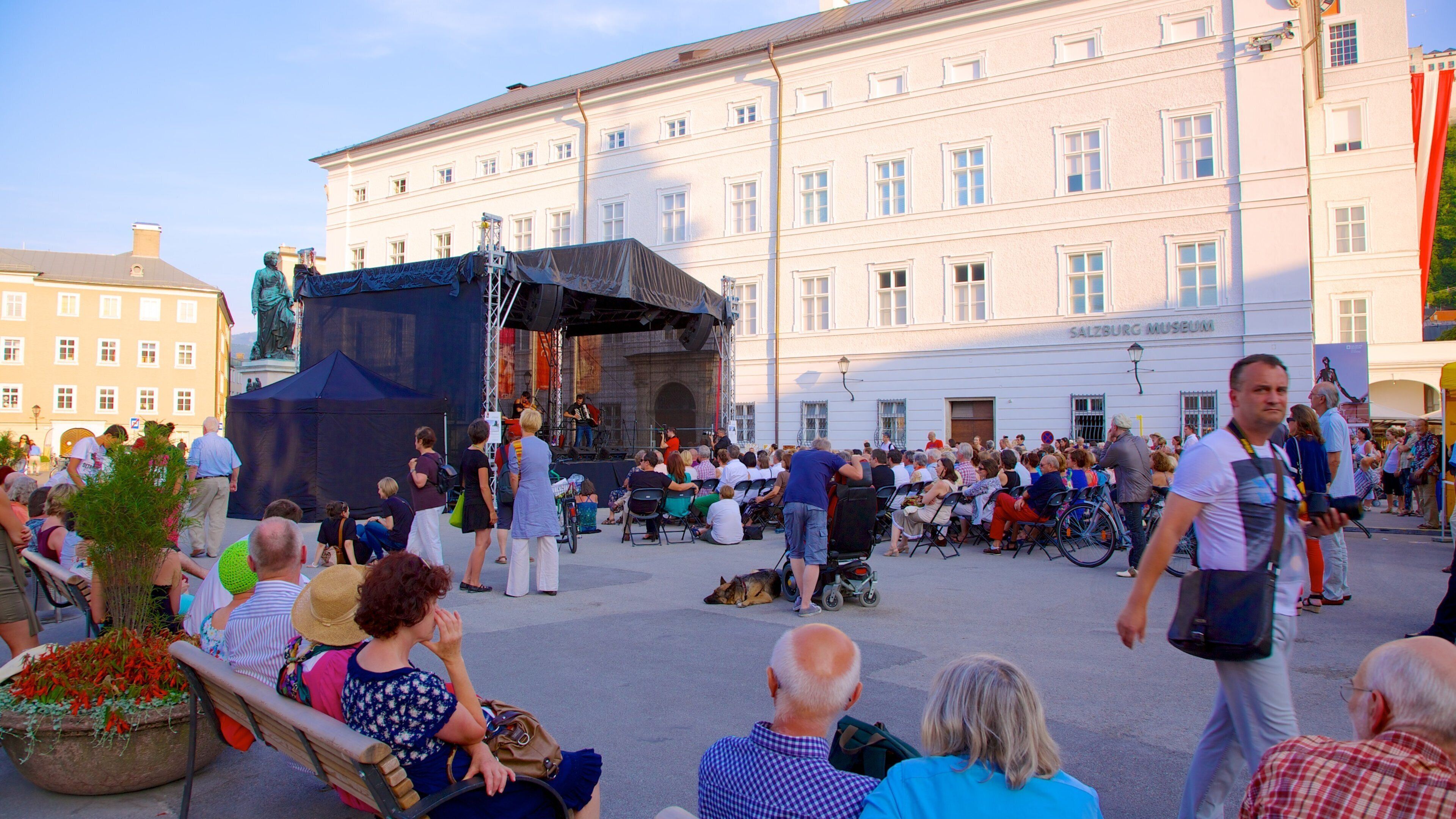 Plaza Mozartplatz mostrando arte escénica, escenas urbanas y una ciudad