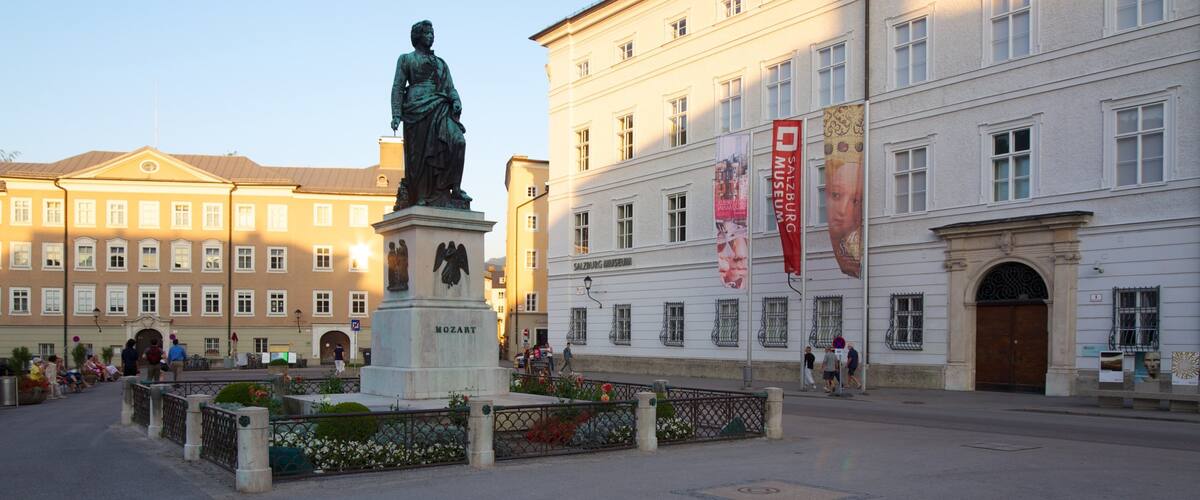 Mozartplatz das einen Statue oder Skulptur, Monument und Stadt