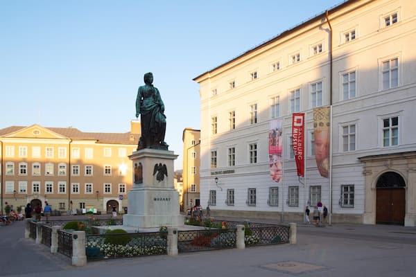 Place Mozartplatz mettant en vedette square ou place, statue ou sculpture et ville