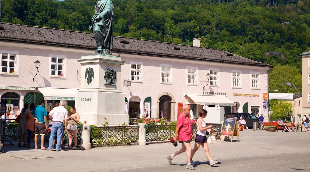 Mozartplatz Square which includes heritage architecture, outdoor art and a square or plaza