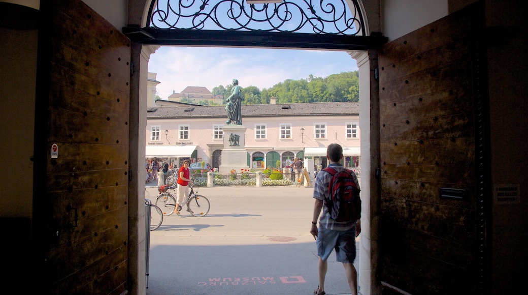 Mozartplatz welches beinhaltet Monument, Stadt und Statue oder Skulptur