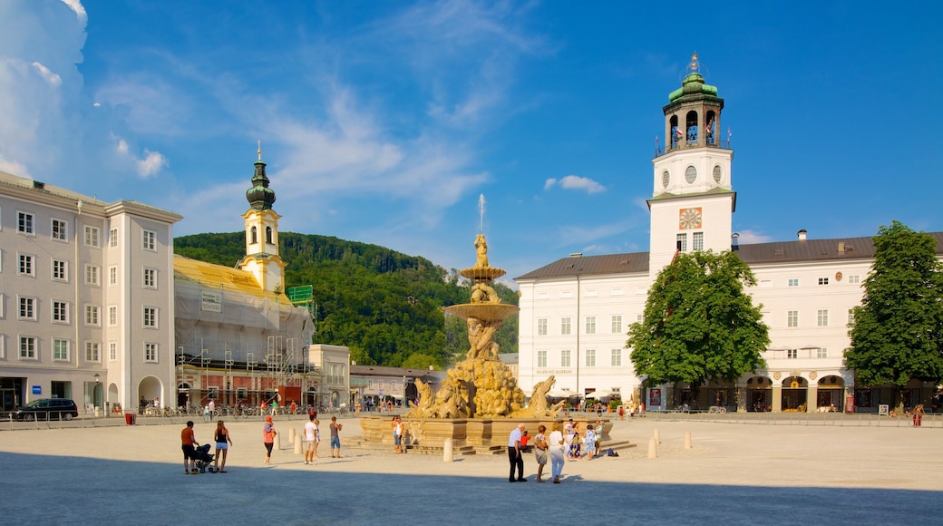 Residenzplatz presenterar utsikter, ett torg och en fontän