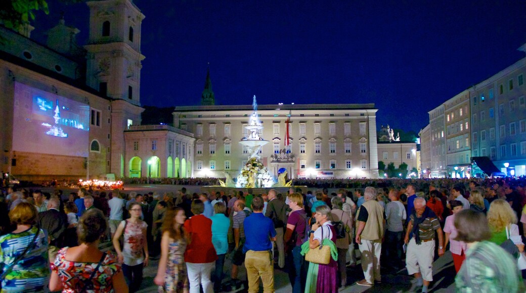 Residenzplatz joka esittää esittävä taide, yöelämä ja lähde
