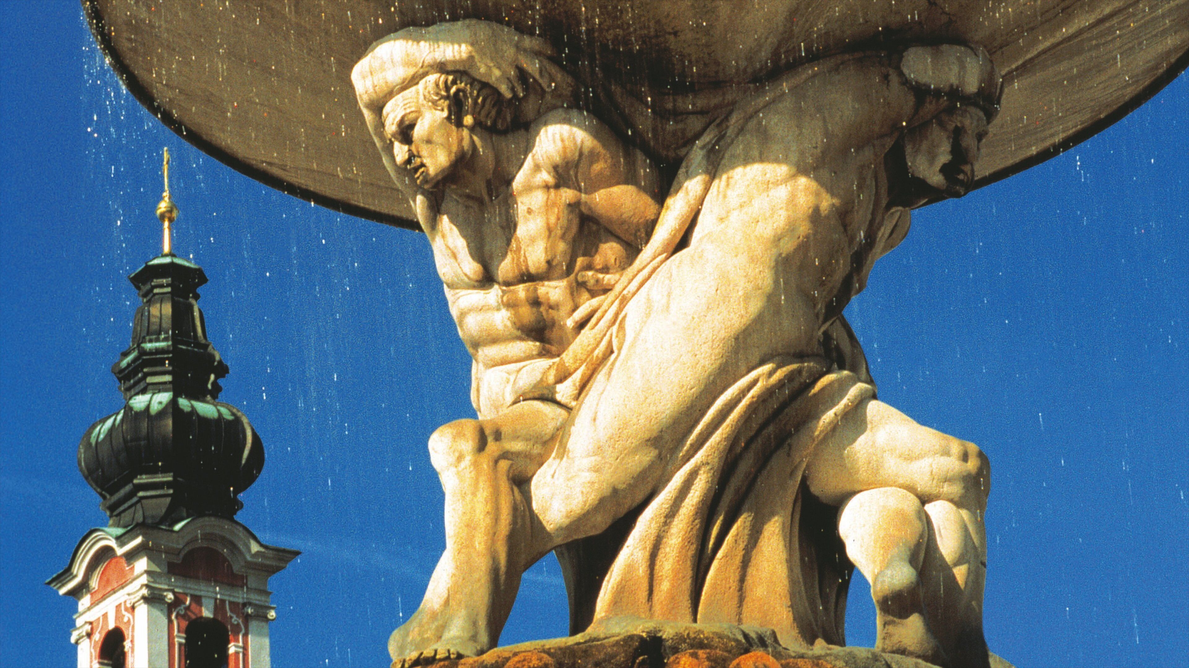 Residenzplatz bevat een standbeeld of beeldhouwwerk, een fontein en kunst in de open lucht