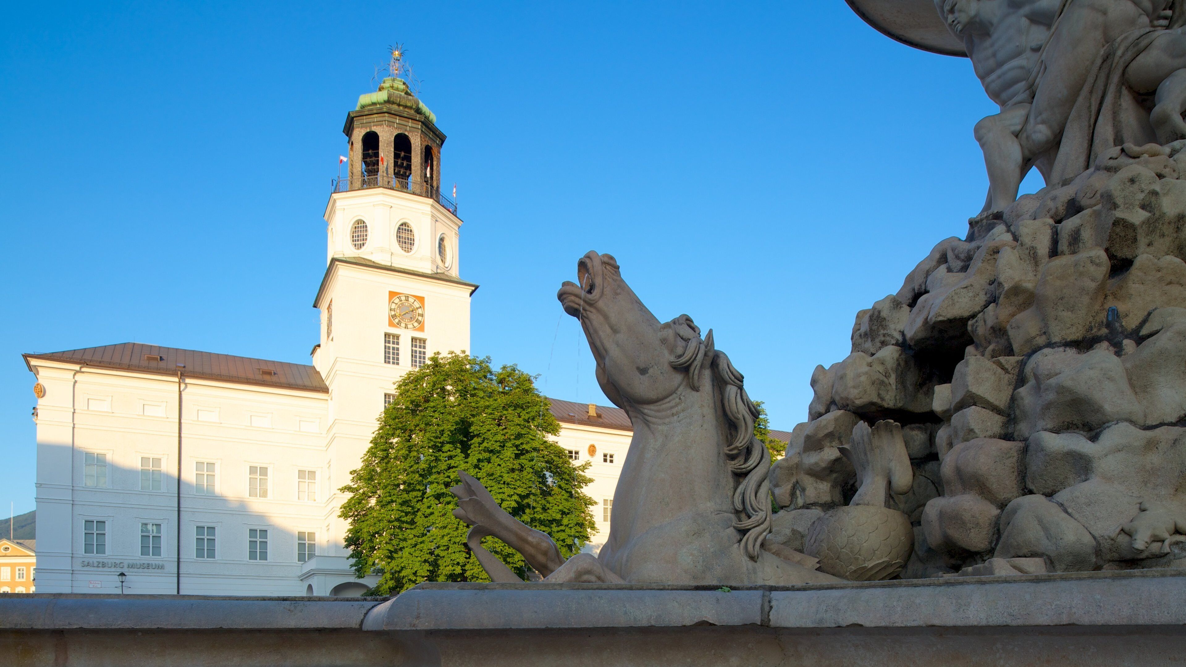 Plaza Residenzplatz mostrando una ciudad, una estatua o escultura y un parque o plaza
