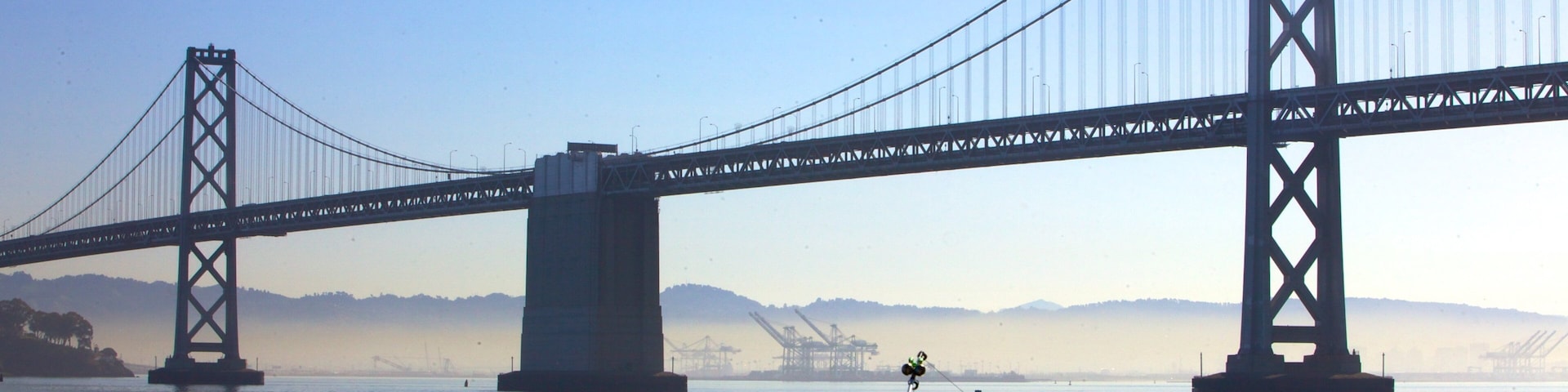Bay Bridge caracterizando um rio ou córrego, uma ponte e arquitetura moderna