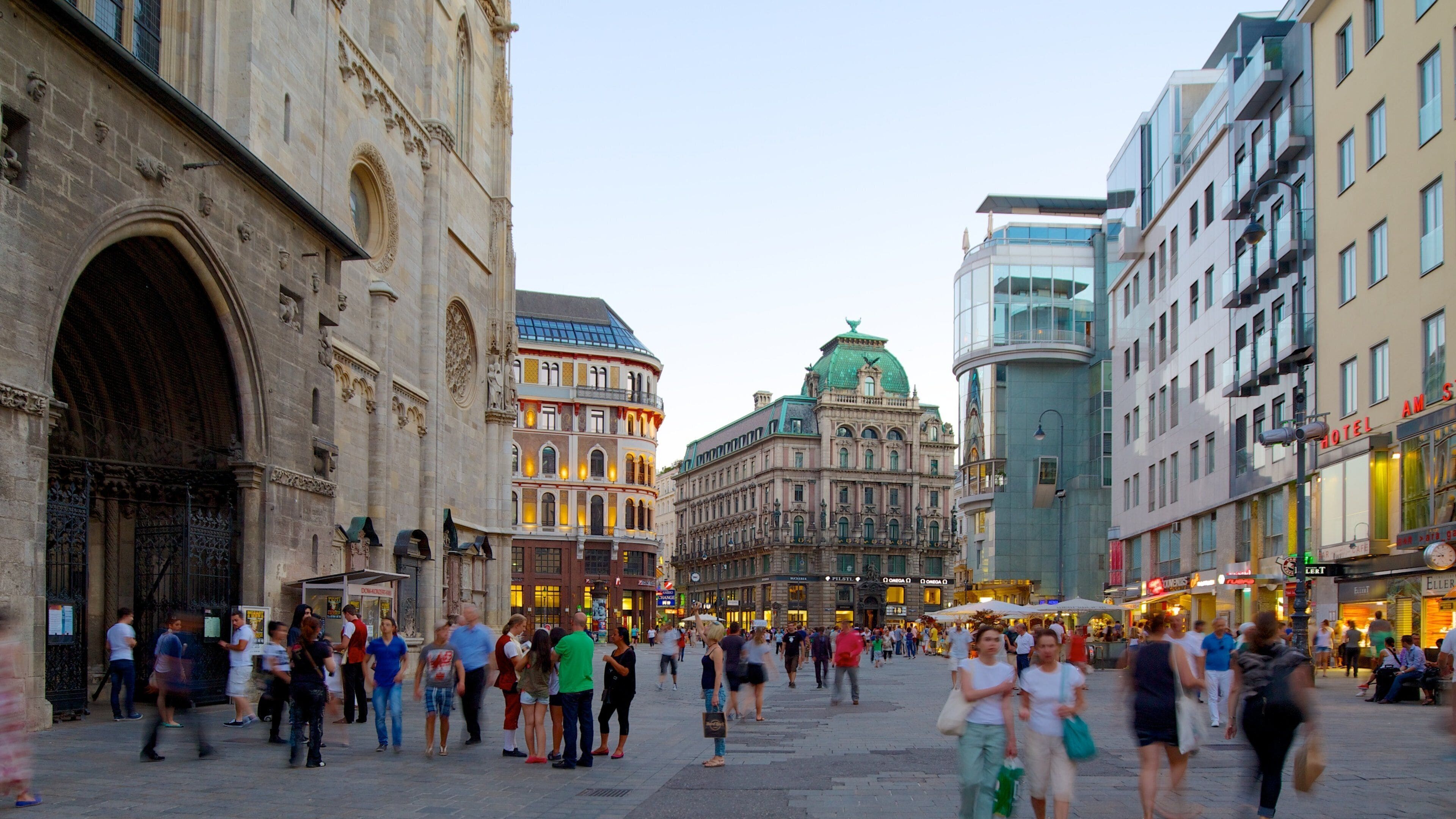 Stephansplatz which includes heritage architecture, street scenes and a square or plaza