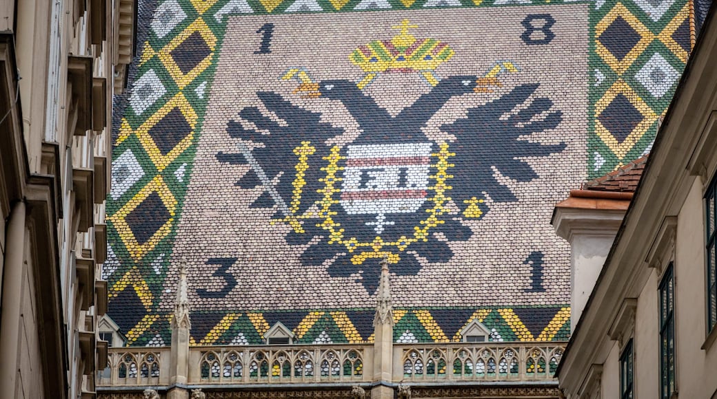 Stephansplatz which includes heritage elements and art