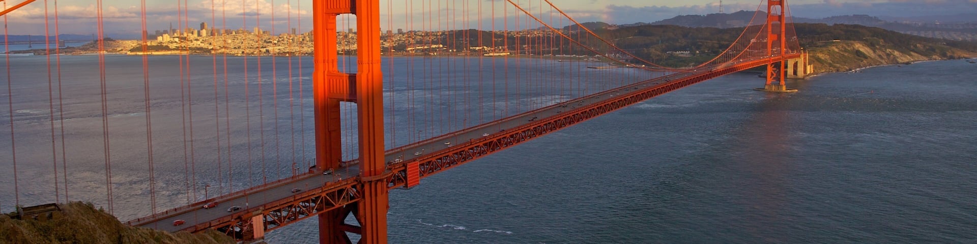 Golden Gate Bridge caracterizando uma ponte, paisagens litorâneas e paisagem