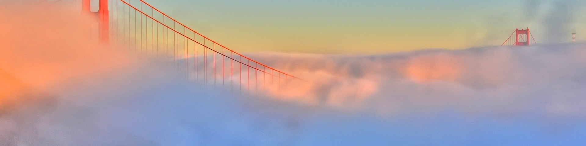 Puente Golden Gate mostrando neblina o niebla y un puente