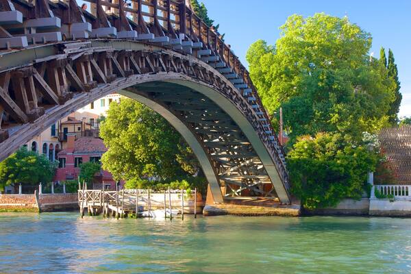 Puente de la Academia mostrando un río o arroyo y un puente