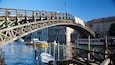 Ponte dell\'Accademia toont een brug en historische architectuur