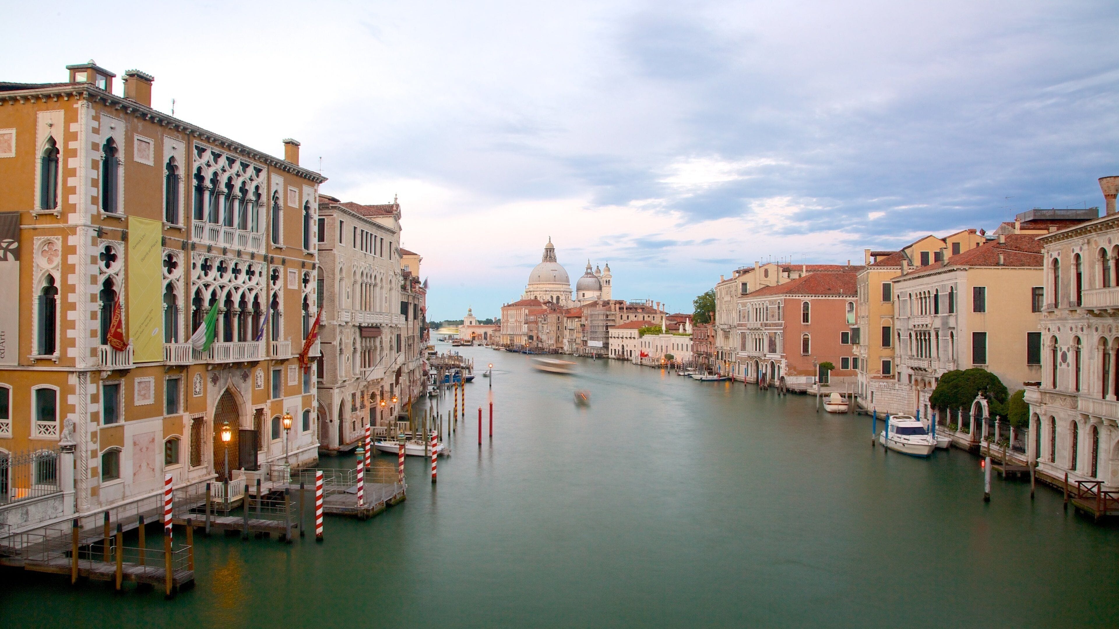 Ponte dell\'Accademia som viser elv eller bekk, historisk arkitektur og kystby