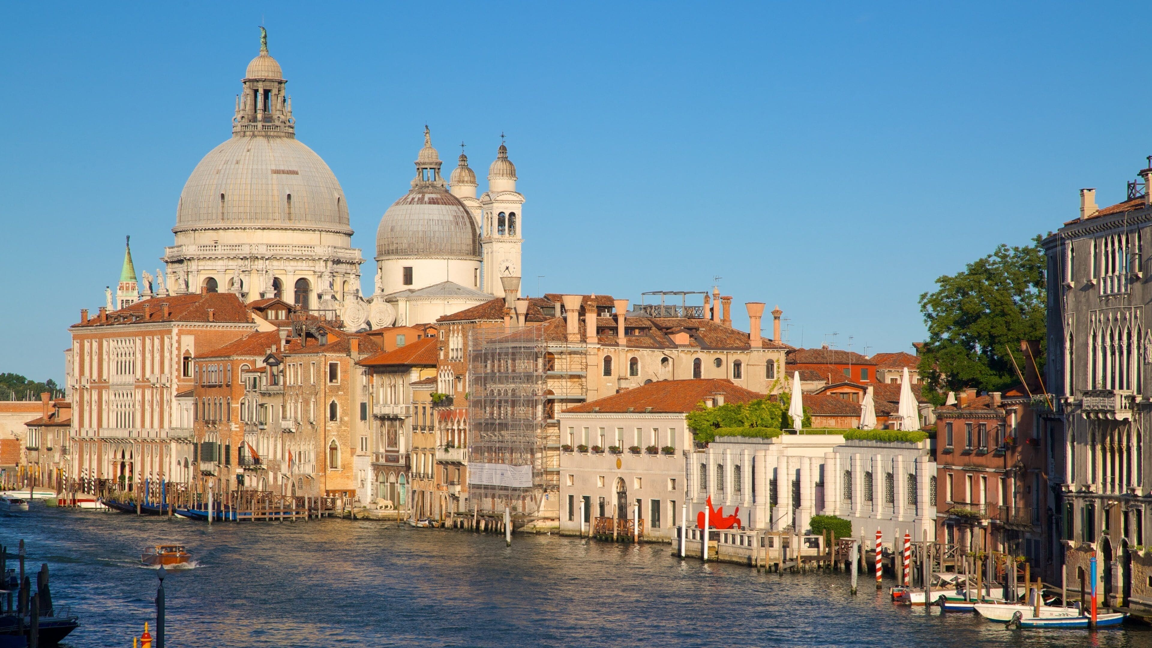 Akademibroen og byder på en kystby, historiske bygningsværker og en flod eller et vandløb