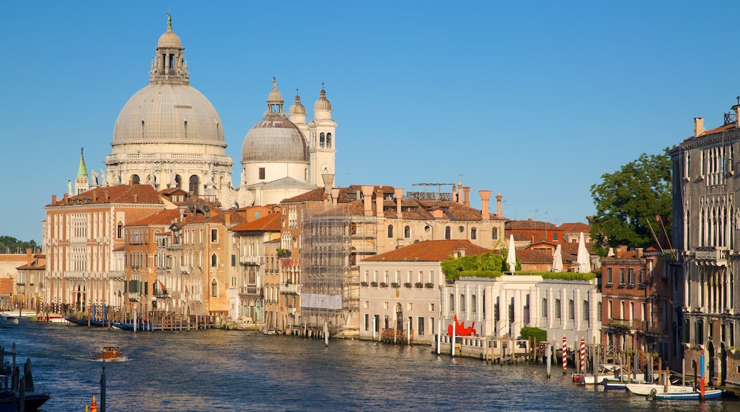 Akademibroen og byder på en kystby, historiske bygningsværker og en flod eller et vandløb