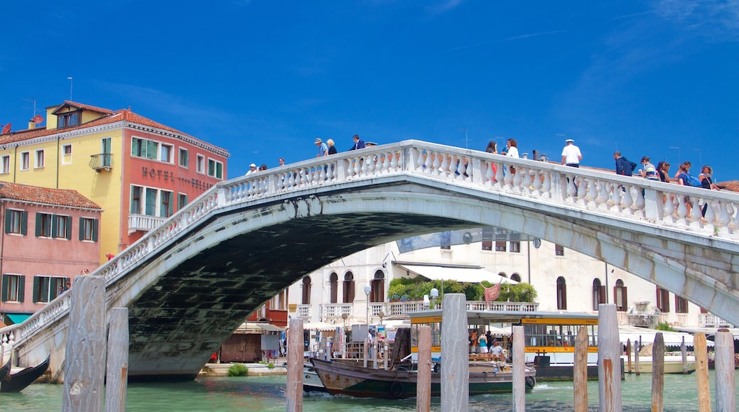 Scalzi-broen fasiliteter samt bro og båter