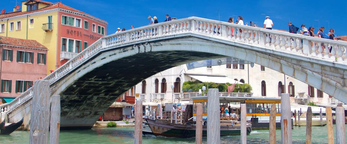 Pont des Déchaussés montrant navigation et pont