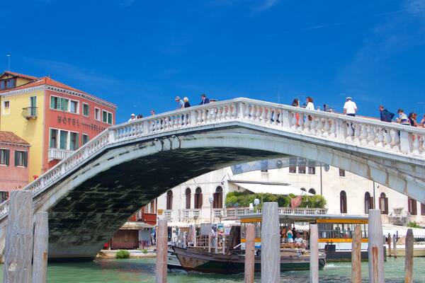 Ponte degli Scalzi mit einem Brücke und Bootfahren