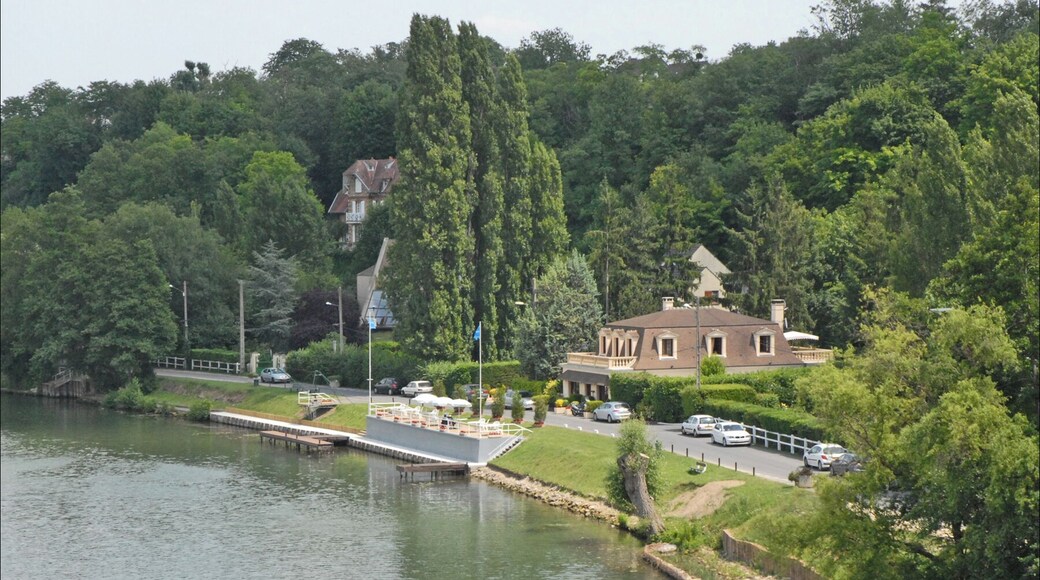 L'Oise est une rivière du nord de la France. Elle prend sa source en Belgique, à 309 mètres d'altitude dans le massif forestier Bois de Bourlers, à Forges au sud de Chimay (Hainaut), et se jette dans la Seine à Conflans-Sainte-Honorine, dans le département des Yvelines.(Wikipedia) fr.wikipedia.org/wiki/Oise_%28rivi%C3%A8re%29
