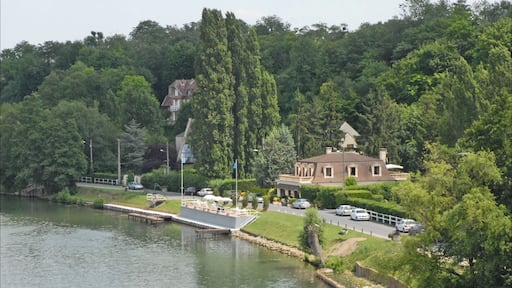 L'Oise est une rivière du nord de la France. Elle prend sa source en Belgique, à 309 mètres d'altitude dans le massif forestier Bois de Bourlers, à Forges au sud de Chimay (Hainaut), et se jette dans la Seine à Conflans-Sainte-Honorine, dans le département des Yvelines.(Wikipedia) fr.wikipedia.org/wiki/Oise_%28rivi%C3%A8re%29