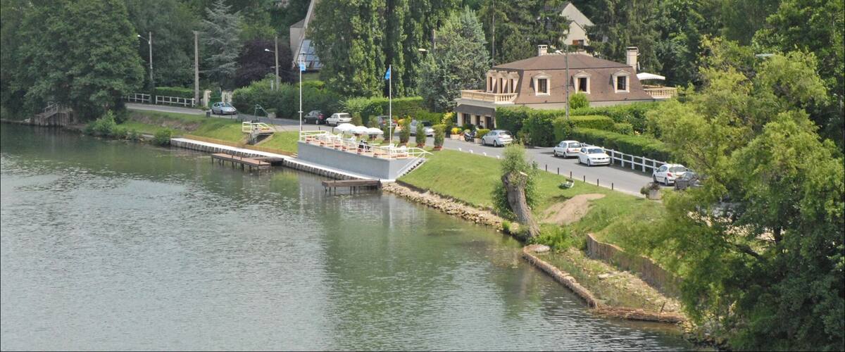 L'Oise est une rivière du nord de la France. Elle prend sa source en Belgique, à 309 mètres d'altitude dans le massif forestier Bois de Bourlers, à Forges au sud de Chimay (Hainaut), et se jette dans la Seine à Conflans-Sainte-Honorine, dans le département des Yvelines.(Wikipedia) fr.wikipedia.org/wiki/Oise_%28rivi%C3%A8re%29