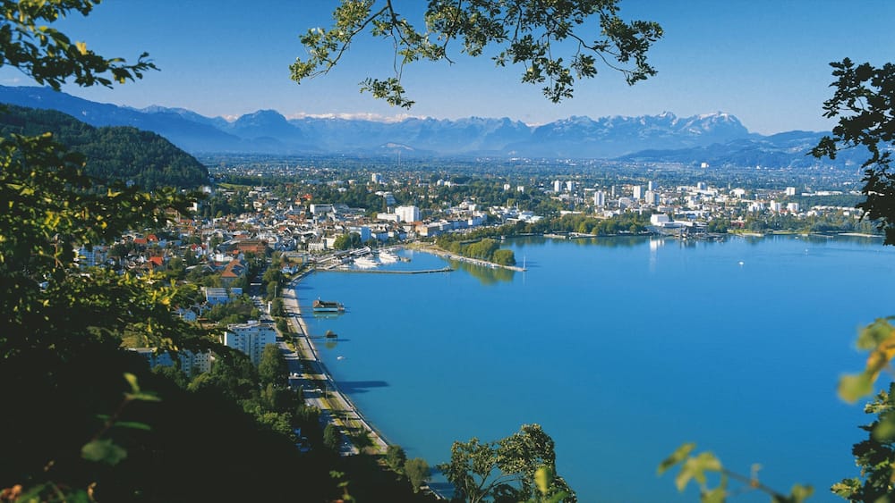 Bregenz welches beinhaltet Stadt, See oder Wasserstelle und Landschaften