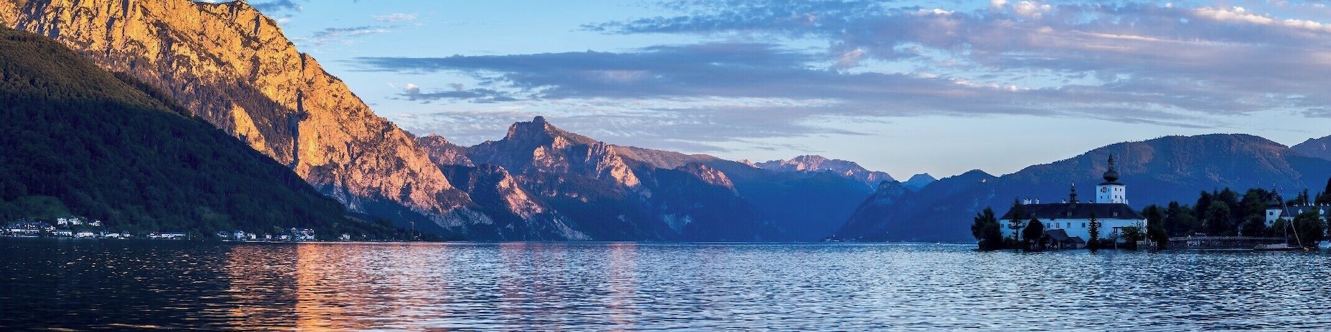 Pano shot of the Traunlake with Schloss Orth during golden hour...
#Festival #austria #gmunden #schlossorth
#travel #upperaustria #InStone #Red #TroveOnTuesday #BvSBlue
