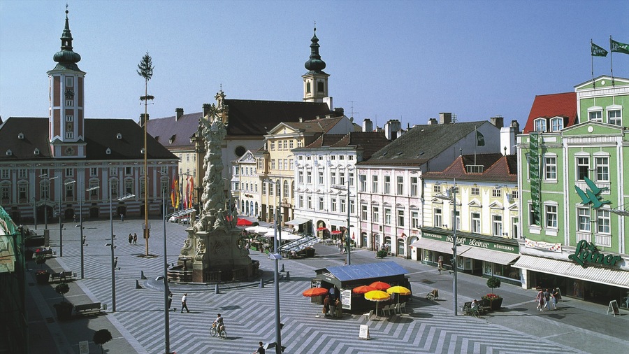 Sankt Polten showing heritage architecture and a square or plaza