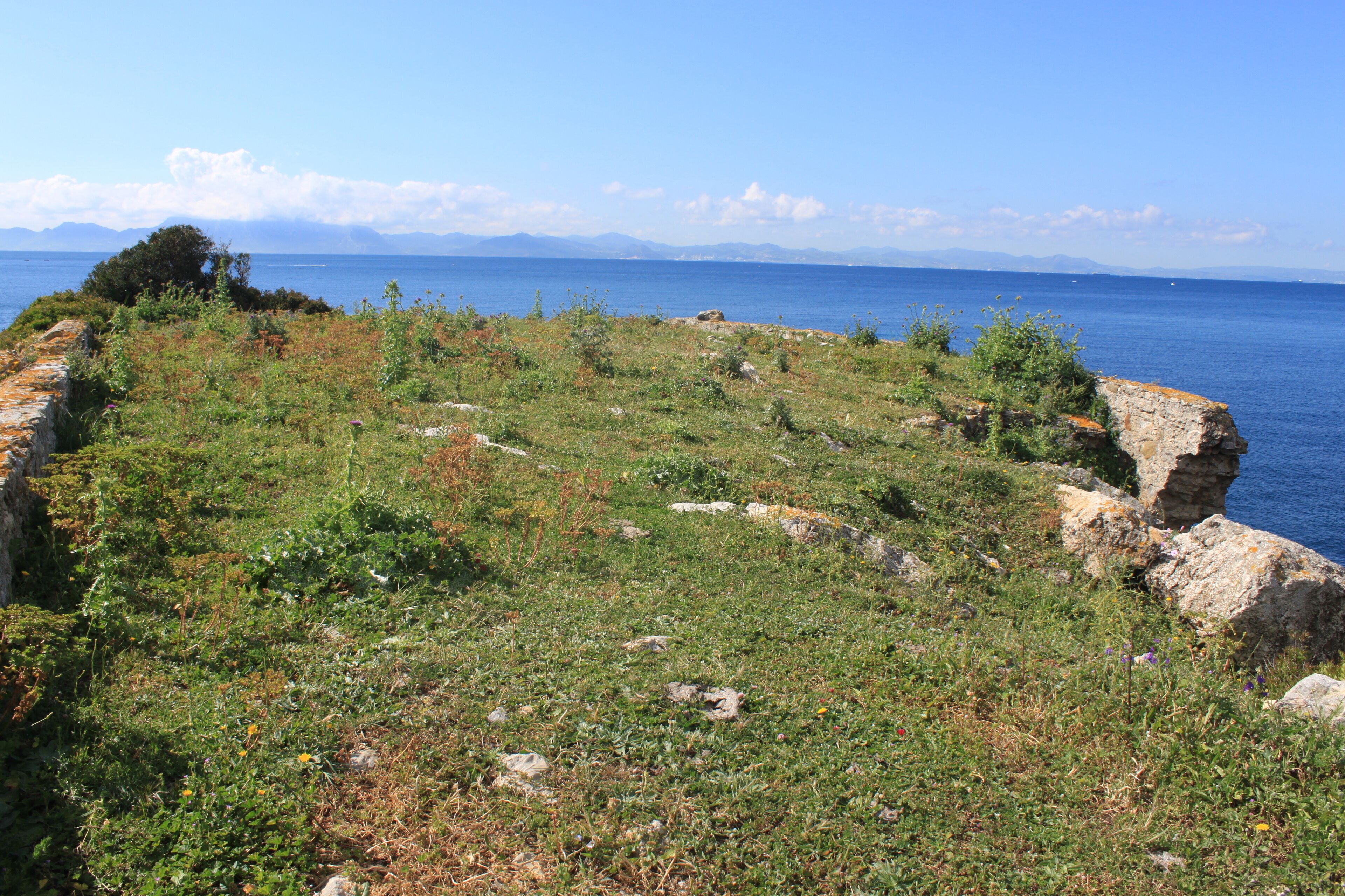 Fuerte de El Tolmo situado en la ensenada de El Tolmo, Algeciras, Andalucía, España. Se aprecia el parapeto y el espacio en el que se encontraba la batería.