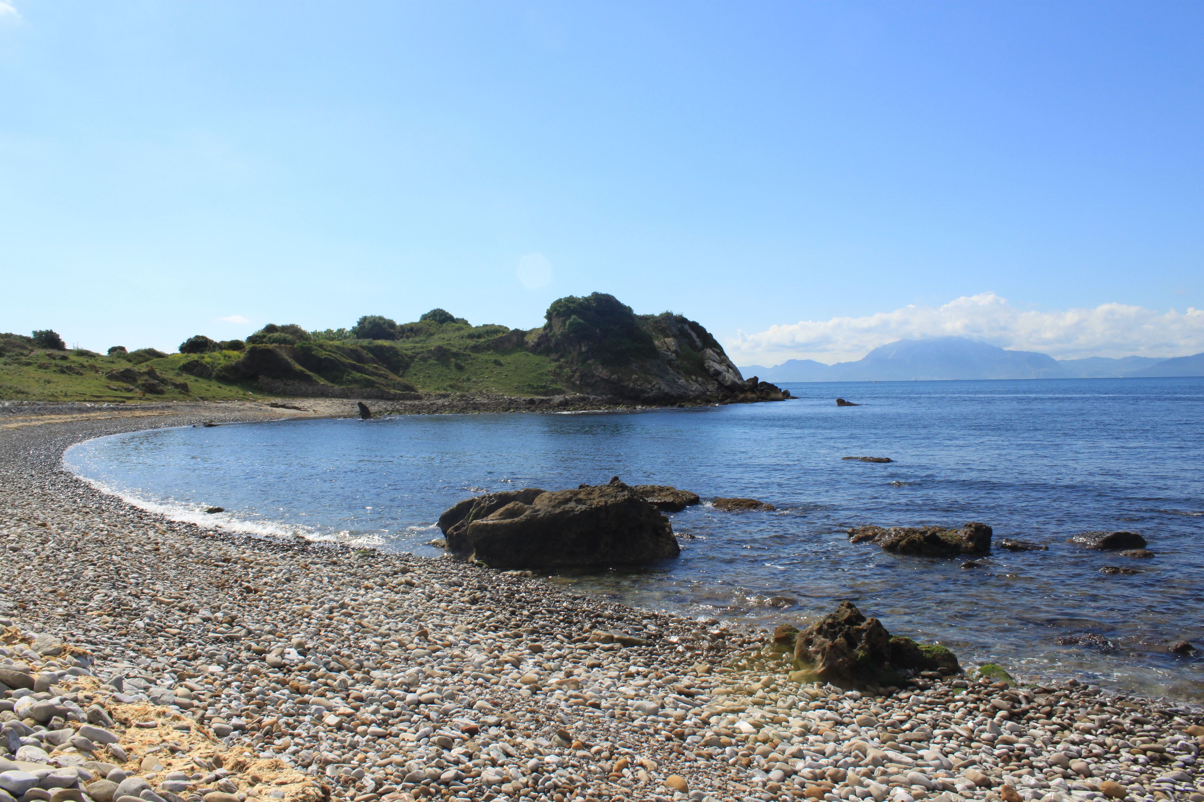 Fuerte de El Tolmo situado en la ensenada de El Tolmo, Algeciras, Andalucía, España. Vista general del fuerte desde la playa que lo limitaba al sur observándose el tómbolo sobre el que se encontraba construido. En último plano, sobre el horizonte aparece el monte Musa, en la costa de Marruecos.