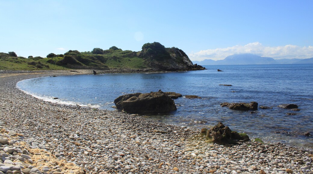 Fuerte de El Tolmo situado en la ensenada de El Tolmo, Algeciras, Andalucía, España. Vista general del fuerte desde la playa que lo limitaba al sur observándose el tómbolo sobre el que se encontraba construido. En último plano, sobre el horizonte aparece el monte Musa, en la costa de Marruecos.