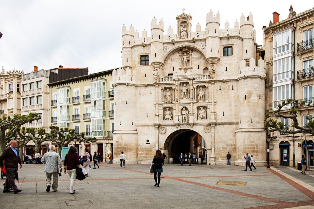 Erected in the 16th century for the first entrance of the Emperor Charles V to the city.