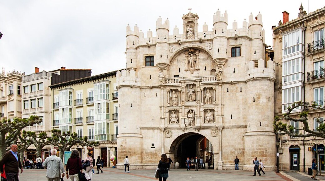 Erected in the 16th century for the first entrance of the Emperor Charles V to the city.