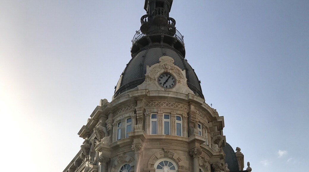 Just opposite the harbour in Cartagena.... the beautiful city hall, surrounded by smoothly polished streets and authentic buildings.... lovely for an evening stroll ❤️
