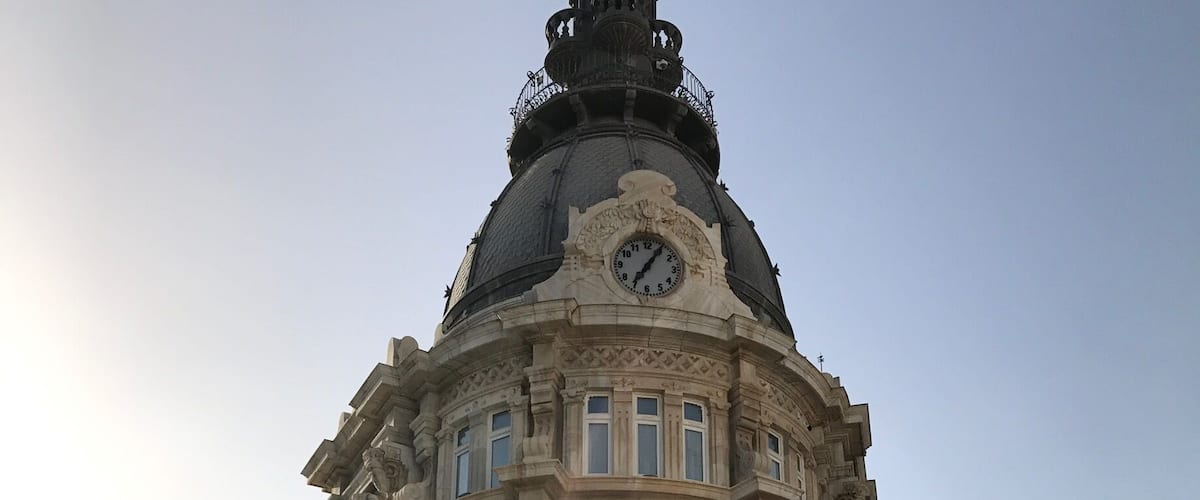 Just opposite the harbour in Cartagena.... the beautiful city hall, surrounded by smoothly polished streets and authentic buildings.... lovely for an evening stroll ❤️
