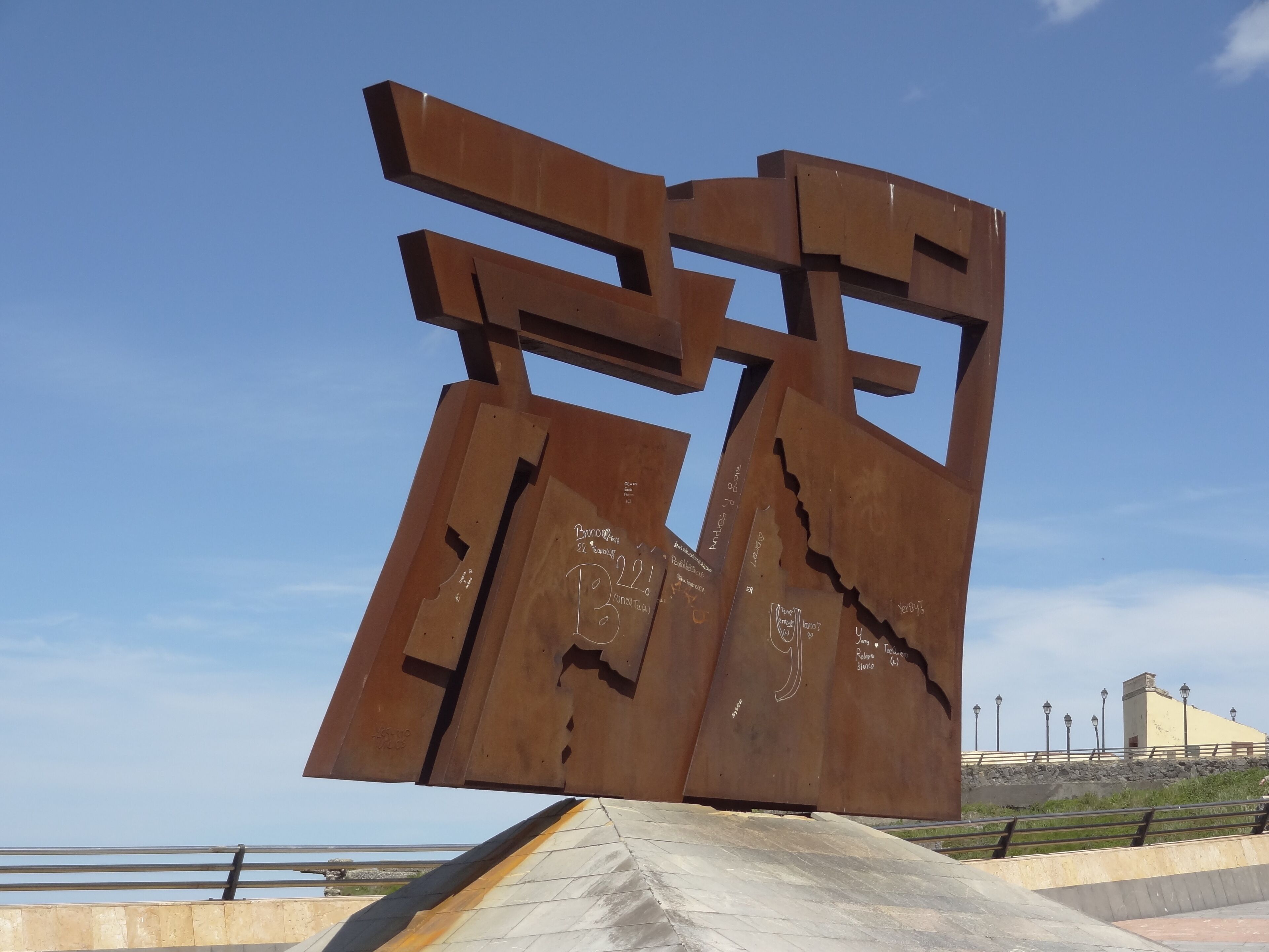#Gigon #asturias
Nordeste - Joaquin Vaquero Turcios

Gijón é a maior cidade das Asturias. Fica situada no Golfo de Biscaia a cerca de 20Km da capital das Astúrias, Oviedo. Uma das escalas de um cruzeiro entre Lisboa e Oslo era a cidade de Gijón.  Tive assim a oportunidade de conhecer a pé grande parte desta cidade de pouco mais de 250 mil habitantes. Concentrei a minha caminhada pela área do Cerro Santa Catalina e todo o seu entorno. Uma bela surpresa.

Gijón is the largest city in Asturias. It is located in the Bay of Biscay, about 20km from the Asturian capital of Oviedo. One of the stopovers of a cruise between Lisbon and Oslo was the city of Gijón. I had the opportunity to visit a large part of this city with a little more than 250 thousand inhabitants. I concentrated my walk in the Cerro Santa Catalina area and all its surroundings. A beautiful surprise.
