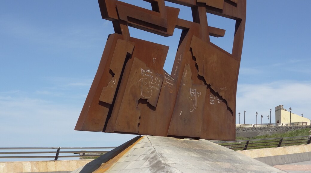 #Gigon #asturias
Nordeste - Joaquin Vaquero Turcios
Gijón é a maior cidade das Asturias. Fica situada no Golfo de Biscaia a cerca de 20Km da capital das Astúrias, Oviedo. Uma das escalas de um cruzeiro entre Lisboa e Oslo era a cidade de Gijón. Tive assim a oportunidade de conhecer a pé grande parte desta cidade de pouco mais de 250 mil habitantes. Concentrei a minha caminhada pela área do Cerro Santa Catalina e todo o seu entorno. Uma bela surpresa.
Gijón is the largest city in Asturias. It is located in the Bay of Biscay, about 20km from the Asturian capital of Oviedo. One of the stopovers of a cruise between Lisbon and Oslo was the city of Gijón. I had the opportunity to visit a large part of this city with a little more than 250 thousand inhabitants. I concentrated my walk in the Cerro Santa Catalina area and all its surroundings. A beautiful surprise.