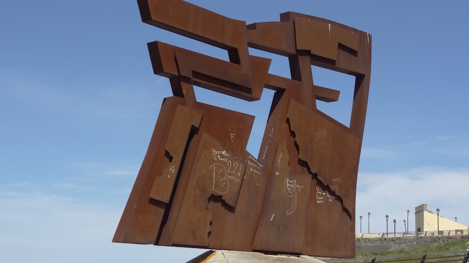 #Gigon #asturias
Nordeste - Joaquin Vaquero Turcios
Gijón é a maior cidade das Asturias. Fica situada no Golfo de Biscaia a cerca de 20Km da capital das Astúrias, Oviedo. Uma das escalas de um cruzeiro entre Lisboa e Oslo era a cidade de Gijón. Tive assim a oportunidade de conhecer a pé grande parte desta cidade de pouco mais de 250 mil habitantes. Concentrei a minha caminhada pela área do Cerro Santa Catalina e todo o seu entorno. Uma bela surpresa.
Gijón is the largest city in Asturias. It is located in the Bay of Biscay, about 20km from the Asturian capital of Oviedo. One of the stopovers of a cruise between Lisbon and Oslo was the city of Gijón. I had the opportunity to visit a large part of this city with a little more than 250 thousand inhabitants. I concentrated my walk in the Cerro Santa Catalina area and all its surroundings. A beautiful surprise.