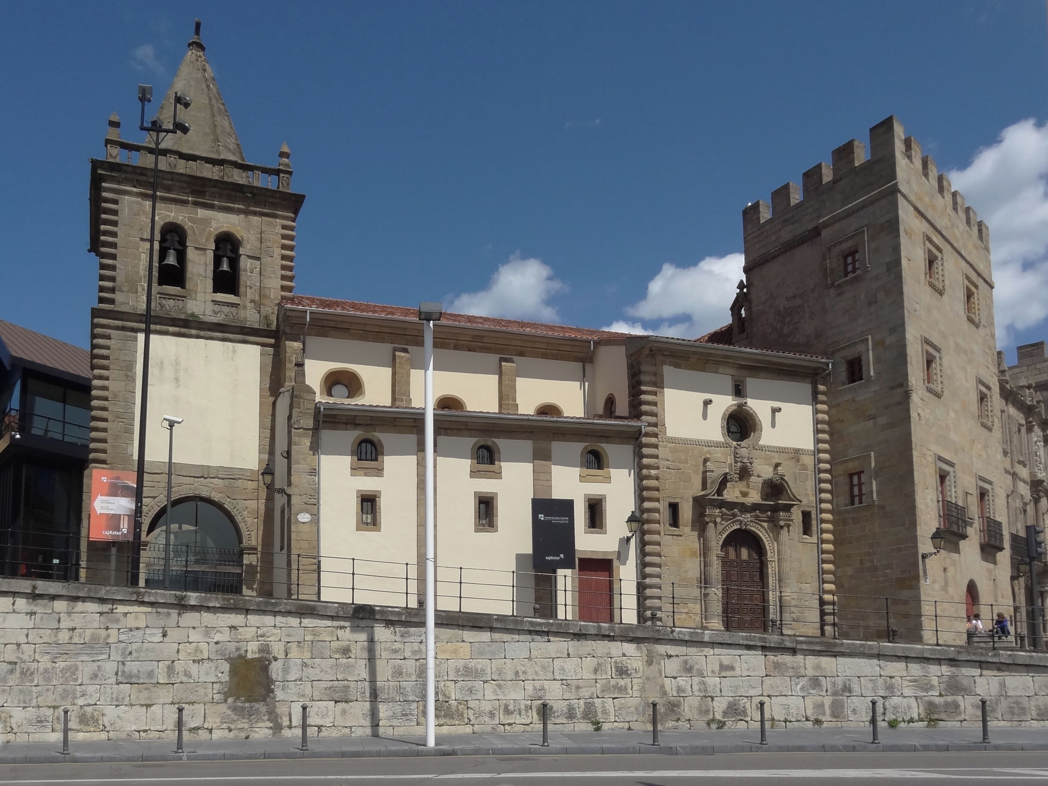 #Gigon #asturias

Gijón é a maior cidade das Asturias. Fica situada no Golfo de Biscaia a cerca de 20Km da capital das Astúrias, Oviedo. Uma das escalas de um cruzeiro entre Lisboa e Oslo era a cidade de Gijón.  Tive assim a oportunidade de conhecer a pé grande parte desta cidade de pouco mais de 250 mil habitantes. Concentrei a minha caminhada pela área do Cerro Santa Catalina e todo o seu entorno. Uma bela surpresa.

Gijón is the largest city in Asturias. It is located in the Bay of Biscay, about 20km from the Asturian capital of Oviedo. One of the stopovers of a cruise between Lisbon and Oslo was the city of Gijón. I had the opportunity to visit a large part of this city with a little more than 250 thousand inhabitants. I concentrated my walk in the Cerro Santa Catalina area and all its surroundings. A beautiful surprise.