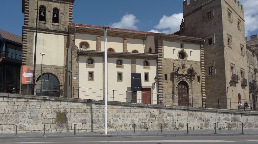 #Gigon #asturias
Gijón é a maior cidade das Asturias. Fica situada no Golfo de Biscaia a cerca de 20Km da capital das Astúrias, Oviedo. Uma das escalas de um cruzeiro entre Lisboa e Oslo era a cidade de Gijón. Tive assim a oportunidade de conhecer a pé grande parte desta cidade de pouco mais de 250 mil habitantes. Concentrei a minha caminhada pela área do Cerro Santa Catalina e todo o seu entorno. Uma bela surpresa.
Gijón is the largest city in Asturias. It is located in the Bay of Biscay, about 20km from the Asturian capital of Oviedo. One of the stopovers of a cruise between Lisbon and Oslo was the city of Gijón. I had the opportunity to visit a large part of this city with a little more than 250 thousand inhabitants. I concentrated my walk in the Cerro Santa Catalina area and all its surroundings. A beautiful surprise.