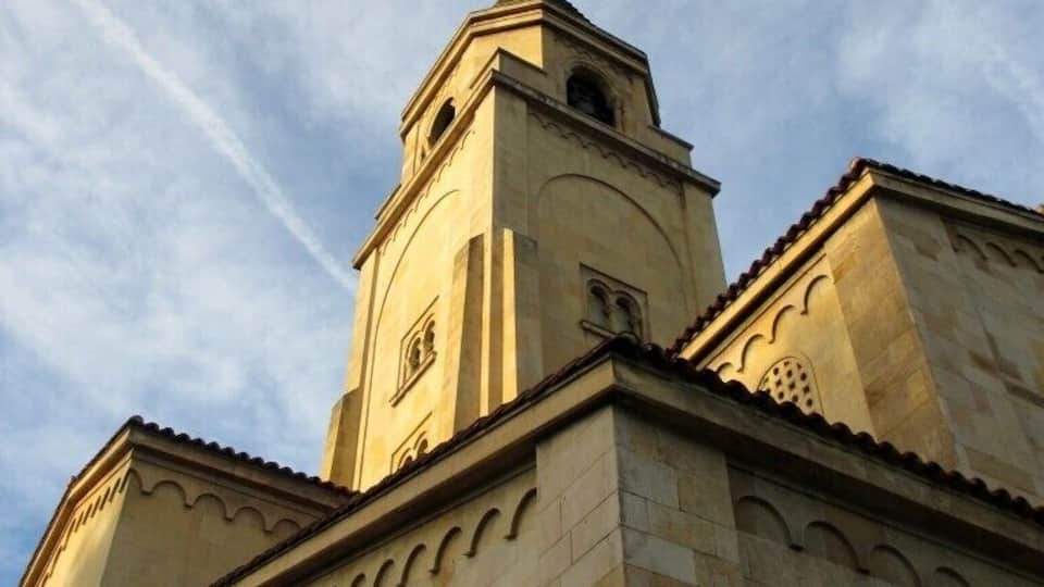 Walk along Gijón's beautiful seafront at sunset to get a breath of fresh sea air in the city. This pretty church is just the icing on the cake.
More info: http://holayessica.com/2013/09/18/wisw-gijon-sunset/