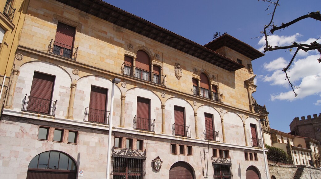 #Gigon #asturias
Gijón é a maior cidade das Asturias. Fica situada no Golfo de Biscaia a cerca de 20Km da capital das Astúrias, Oviedo. Uma das escalas de um cruzeiro entre Lisboa e Oslo era a cidade de Gijón. Tive assim a oportunidade de conhecer a pé grande parte desta cidade de pouco mais de 250 mil habitantes. Concentrei a minha caminhada pela área do Cerro Santa Catalina e todo o seu entorno. Uma bela surpresa.
Gijón is the largest city in Asturias. It is located in the Bay of Biscay, about 20km from the Asturian capital of Oviedo. One of the stopovers of a cruise between Lisbon and Oslo was the city of Gijón. I had the opportunity to visit a large part of this city with a little more than 250 thousand inhabitants. I concentrated my walk in the Cerro Santa Catalina area and all its surroundings. A beautiful surprise.